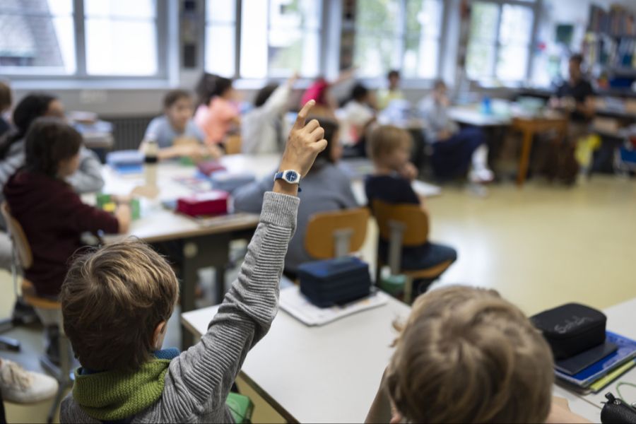 Per sofort dürfen die Kinder nur noch mit einer «klassischen» Uhr zur Schule kommen. (Symbolbild)