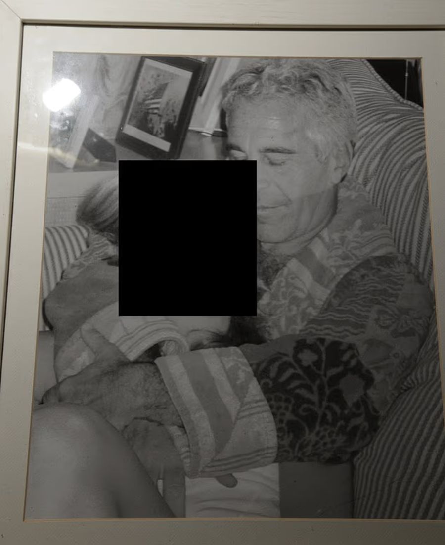 Mit den Epstein-Files wurden mehrere Fotos veröffentlicht, die den Milliardär mit jungen Mädchen zeigen.