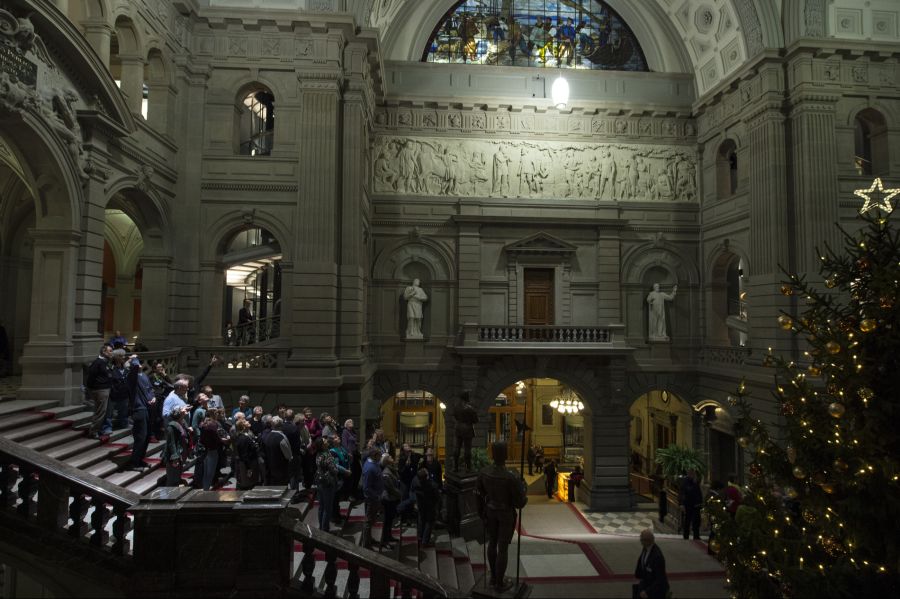 Pro Session patrouillieren jeweils zwei Sanitäter durch die Gänge des Bundeshauses.