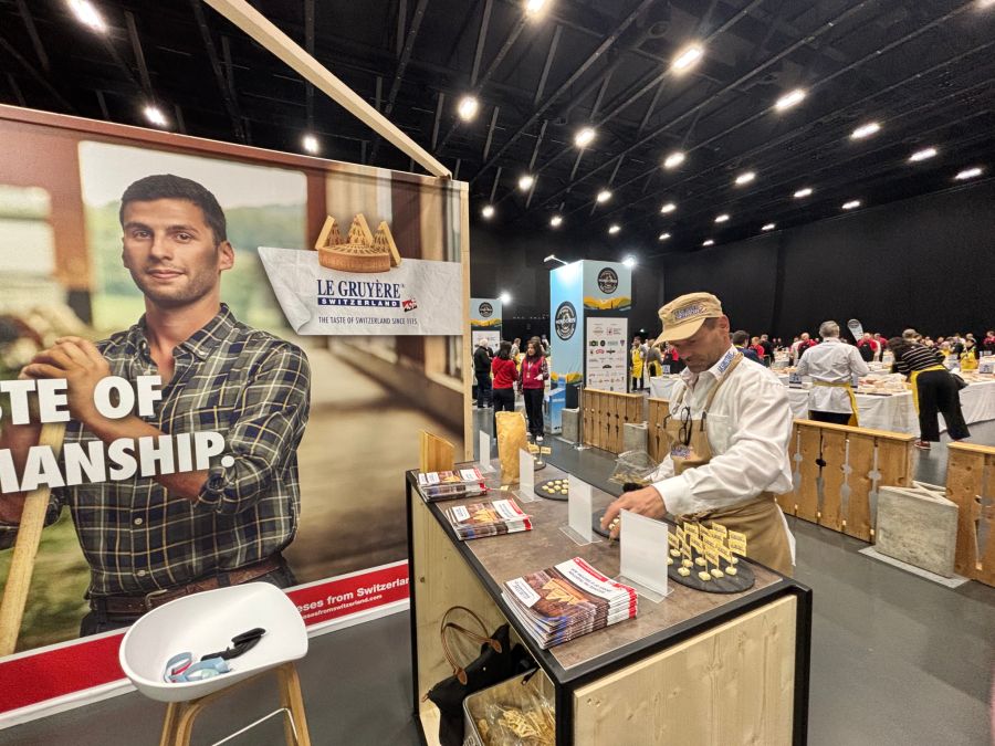 Letzte Vorbereitungen für den Käsemarkt, der noch bis Samstag in der neuen Festhalle öffentlich besucht werden kann.