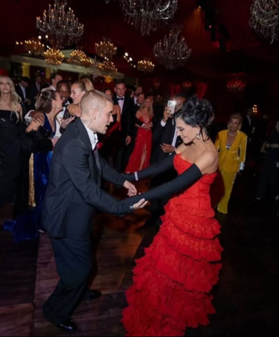 Justin Bieber schwingt mit Kris Jenner das Tanzbein.