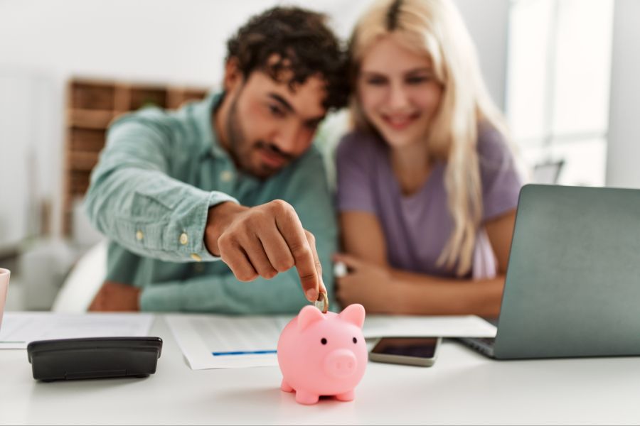 Paar, Geld sparen, Sparschwein