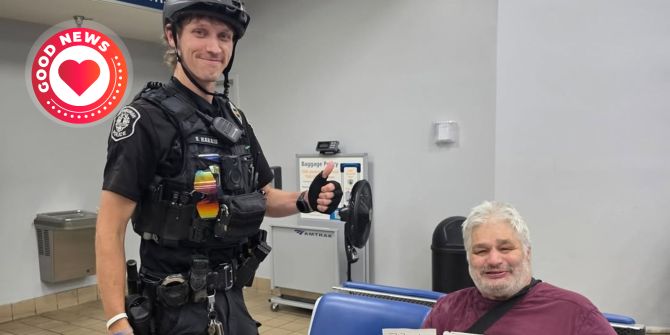 Ein Polizist hat einem Mann ein Busticket gekauft.