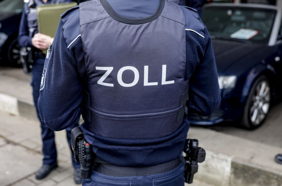 Die deutschen Zollbehörden erwischen an der Grenze einen in der EU wohnhaften Mann, der sein Auto bei der Einfuhr nie verzollt hat.