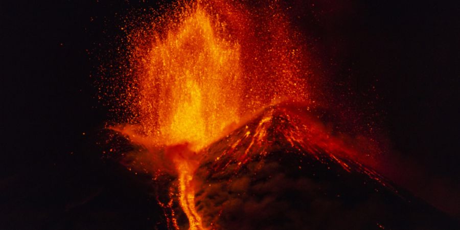 ARCHIV - Lava bricht am späten Freitagabend aus dem Südostkrater des Ätna aus, von Nicolosi bei Catania aus gesehen (Archivbild). Foto: Salvatore Allegra/AP/dpa