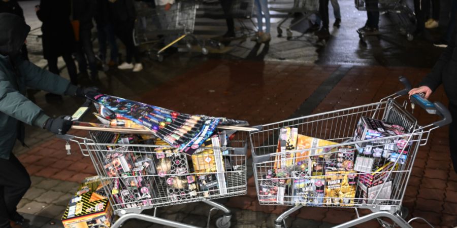 Die Branche erwartet, dass etwa 20 Prozent mehr Feuerwerkskörper verkauft wird als im Vorjahr. (Archivbild)