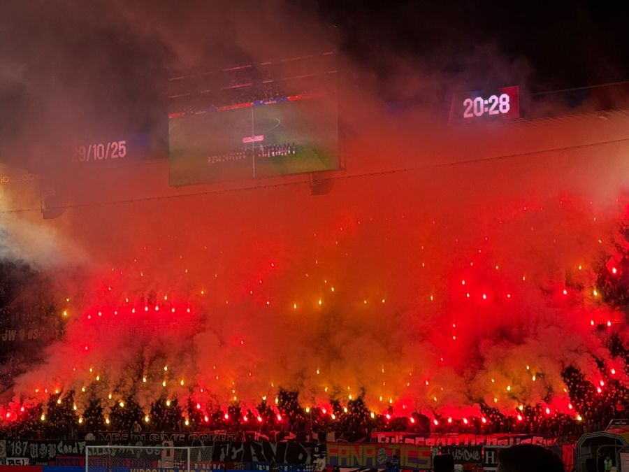 Die Fans des FC Basel zeigen zu Beginn des Spiels eine grosse Pyro-Show.