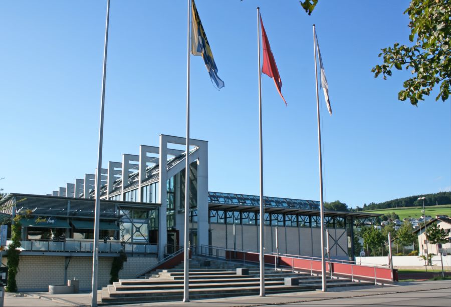 Vor der Sportanlage hat sich der Boden auf einer Fläche von etwa sechs Metern Durchmesser abgesenkt.