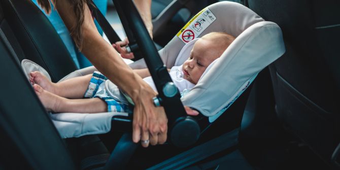 Baby im Kindersitz im Auto