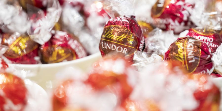 Der Schokoladenhersteller Lindt & Sprüngli will seine Lindor-Kugeln nicht bei Aldi und Lidl verkaufen. (Archivbild)