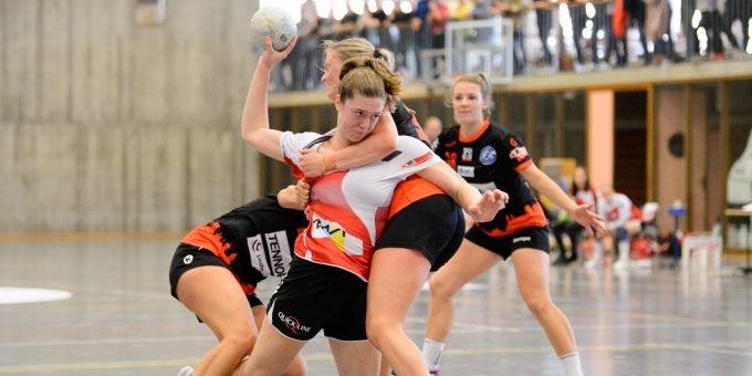 Hart umkämpftes Spiel. Handballspielerin im Angriff.