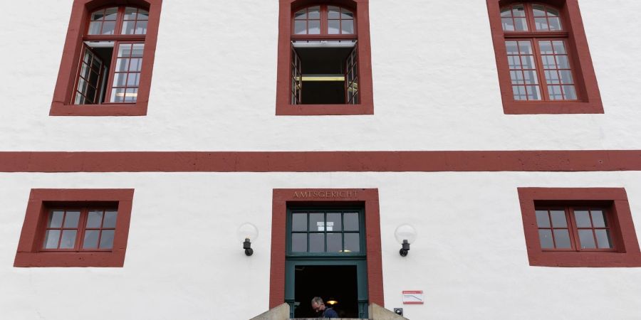 Blick auf das Amtsgericht Bad Iburg. Weil sie als amtliche Kontrolleure zwar von massiven Tierquälereien auf einem Schlachthof gewusst haben sollen, aber nichts dagegen unternommen haben, müssen sich zwei Tierärzte vor Gericht verantworten.