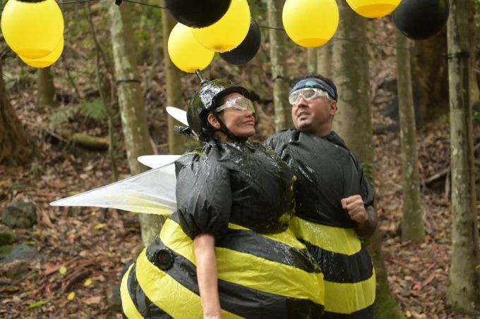 Djamila und Cosimo versuchen die Ballons mit dem Stachel zu treffen. Djamila und Cosimo