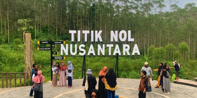 Einheimische besuchen das Gebiet, das als «Nusantara Ground Zero» bezeichnet wird. Hier entsteht gerade Nusantara, die neue Hauptstadt Indonesiens. Einheimische besuchen das Gebiet, das als «Nusantara Ground Zero» bezeichnet wird. Hier entsteht gerade Nusantara, die neue Hauptstadt Indonesiens.