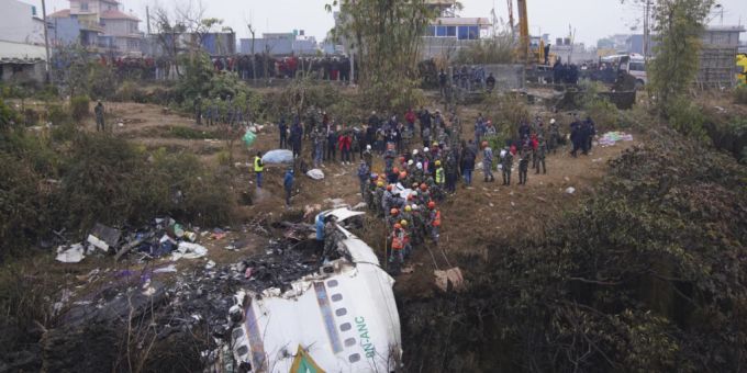 Nach dem Flugzeugabsturz in Nepal dursuchten Rettungskräfte das Wrack nach Überlebenden. Foto: Uncredited/AP/dpa Nach dem Flugzeugabsturz in Nepal dursuchten Rettungskräfte das Wrack nach Überlebenden. Foto: Uncredited/AP/dpa