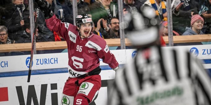 Davis Tomasek von Sparta Prag jubelt über seinen Treffer zum 4:3 im Halbfinal am Spengler Cup gegen Örebro. Spengler Cup