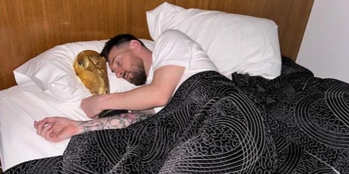Neuer Insta-Rekord! - Messi begeistert Internet mit Pokal-Foto im Bett