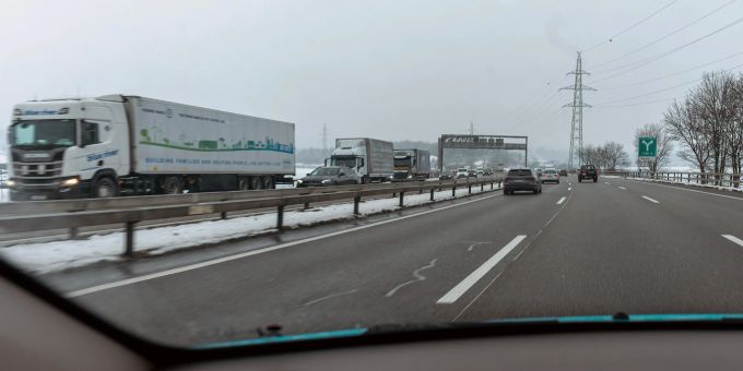 Kind verletzt - Raser verursacht schweren Unfall auf A99 (D)