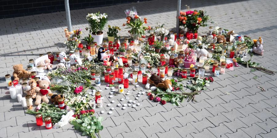 Blumen, Kerzen, Stofftiere und Bilder vor dem Haus, in dem am 11. Mai zwei Kinder getötet wurden.