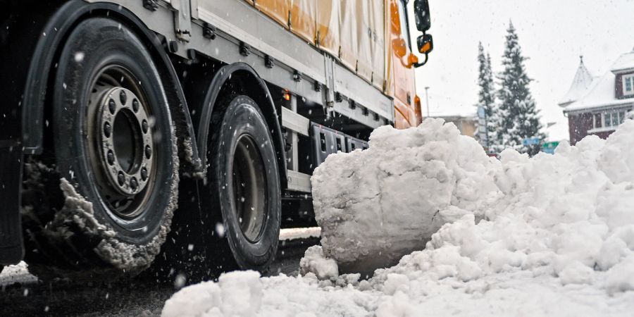 Weggepflügter Schnee am Strassenrand. (Symbolbild)