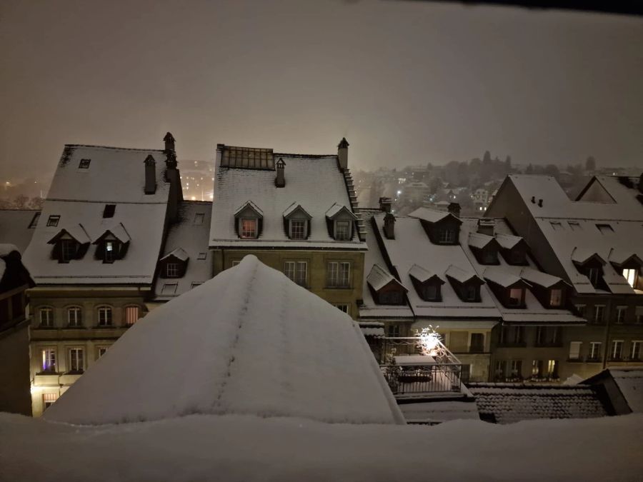 Auf den Berner Dächern liegt am Freitagmorgen Schnee.