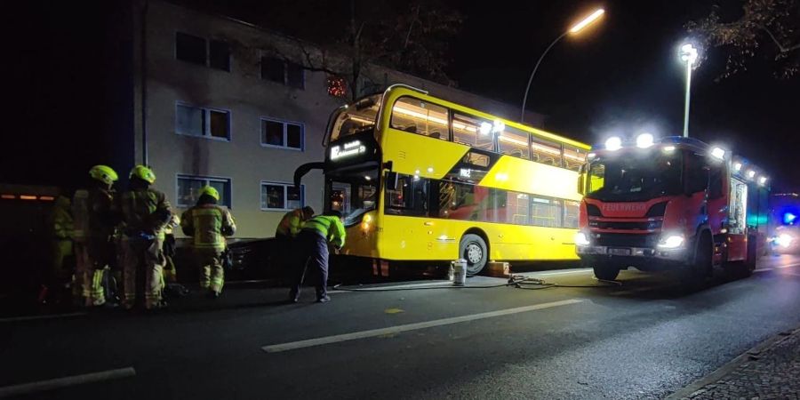 In Berlin-Steglitz sind bei einem schweren Verkehrsunfall mit einem BVG-Bus zwei Fussgänger unter den Doppeldecker geraten.