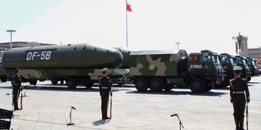Chinesische Atomraketen Raketen des Typs Dongfeng-5B werden während einer Militärparade in Peking präsentiert (Archivbild).