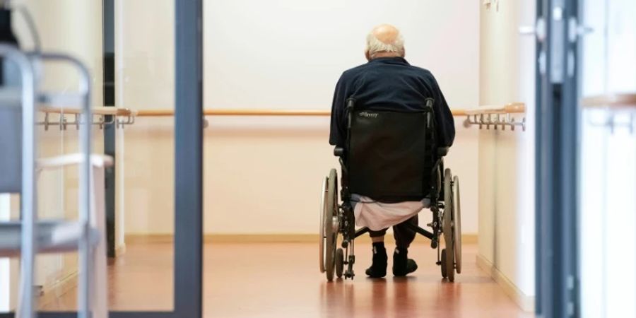 Mann in einem Pflegheim