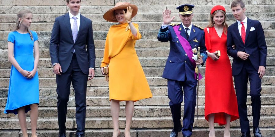 Prinz Gabriel (r-l) von Belgien, Kronprinzessin Elisabeth von Belgien, König Philippe von Belgien, Königin Mathilde, Prinz Emmanuel von Belgien und Prinzessin Eleonore von Belgien.