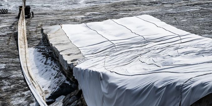 Ab 2024 müssen grosse Unternehmen in der Schweiz öffentlich darüber Bericht erstatten, wie sich ihre Tätigkeit auf das Klima auswirkt. Im Bild ein zugedeckter Gletscher. (Archivbild) Ab 2024 müssen grosse Unternehmen in der Schweiz öffentlich darüber Bericht erstatten, wie sich ihre Tätigkeit auf das Klima auswirkt. Im Bild ein zugedeckter Gletscher. (Archivbild)