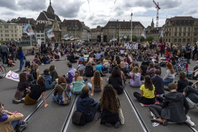 Protestierende Frauen in Basel am 14. Juni 2020. Basek