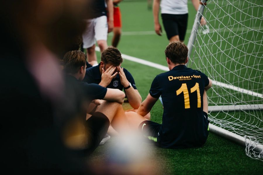 Fussball Feld Team Männer sitzen Frust