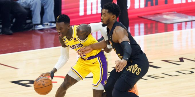 Donovan Mitchell (r) von den Cleveland Cavaliers im Zweikampf mit Dennis Schröder von den Los Angeles Lakers. Dennis Schröder NBA