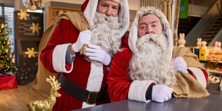 Wolfgang (Ludger Pistor) und Günther (Armin Rohde, r) ermitteln in Weihnachtsmann-Kostümen.