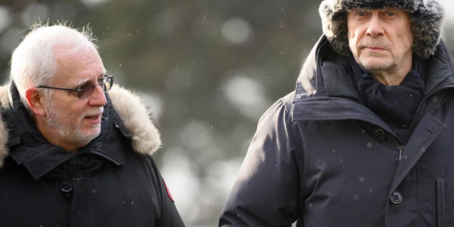 Der rechtsextreme französisch-schweizerische Autor Alain Soral (rechts) mit seinem Anwalt Pascal Junod vor dem Gericht in Lausanne.