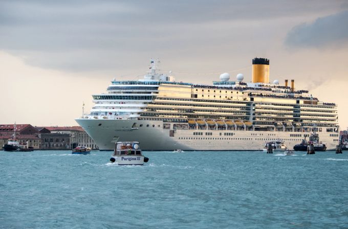 Auf der «Costa Deliziosa» läuft im Oktober nächsten Jahres eine Woche lang viel Schlager. Kreuzfahrtschiff Meer Hafen Costa