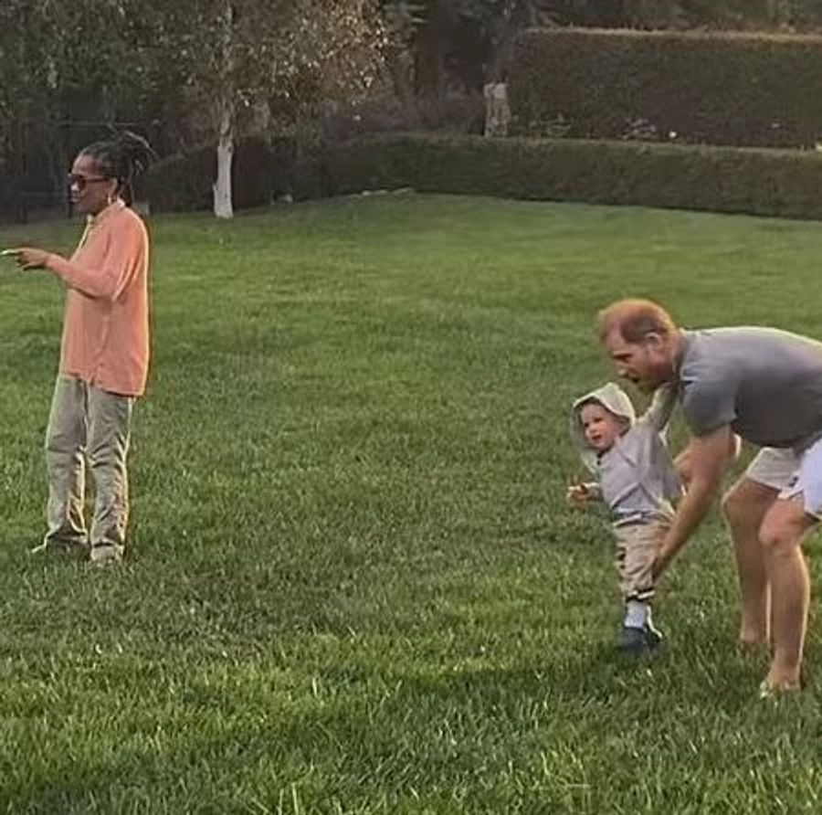 Prinz Harry spielt mit Archie und Oma Doria Ragland.