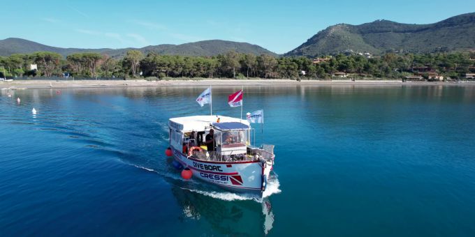Elba lockt mit Tauchausflügen - aber nicht nur. Bootsausflug vor Elba.