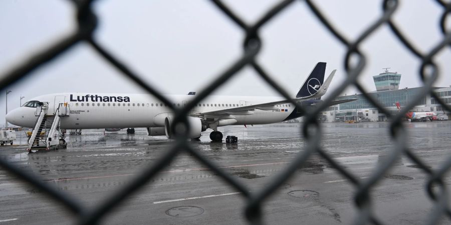 Auf dem Rollfeld des Flughafens München steht eine Lufthansa-Maschine.