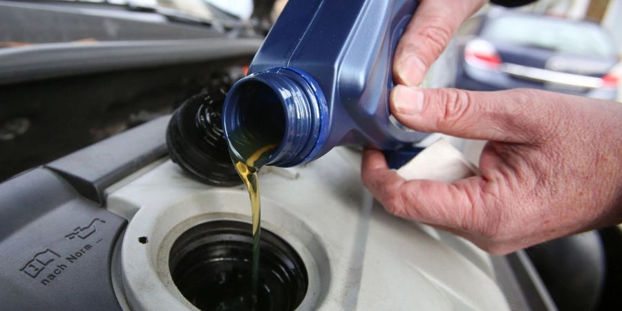 Nicht zu wenig, aber auch nicht zu viel: Wer Öl nachfüllt, hält sich besser genau an die Herstellerangaben.