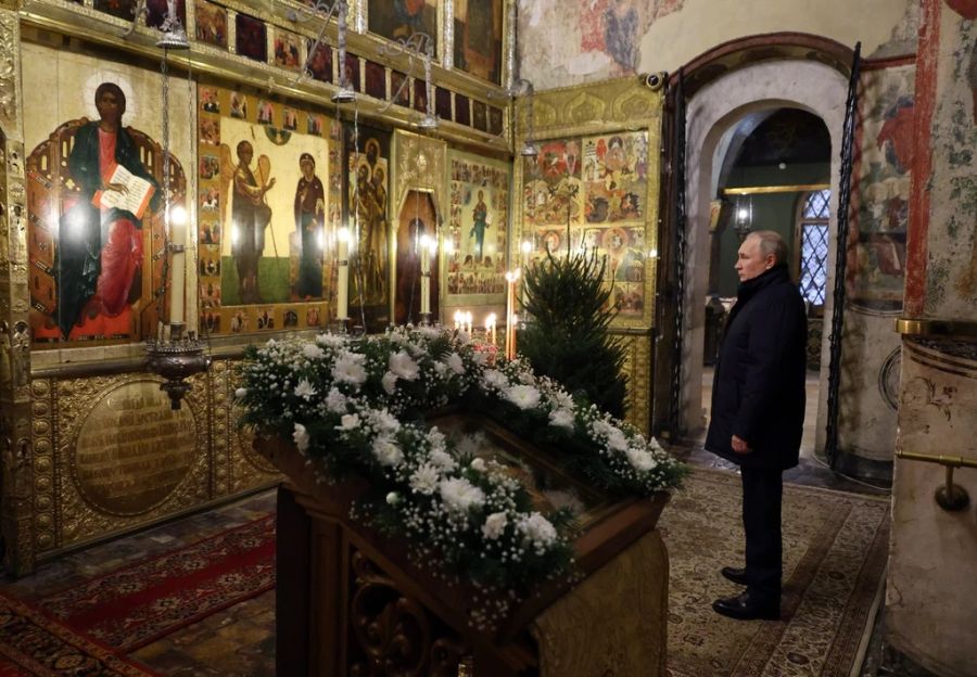 Wladimir Putin steht in der Mariä-Verkündigungs-Kathedrale in Moskau.