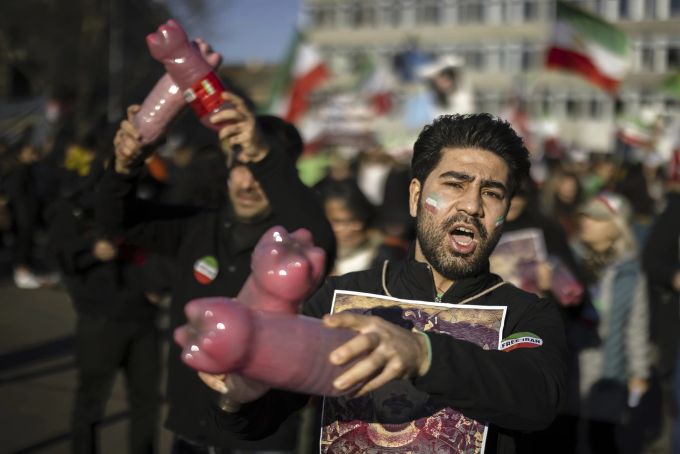 Ein Mann demonstriert in Zürich gegen die Regierungspolitik im Iran. Switzerland Iran Protest