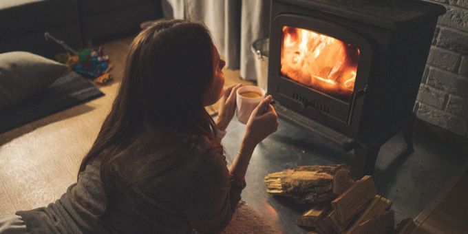 Tee und Kamin: Gemütlichkeitsfaktor hoch zehn. Kamin Frau Tee Wärme Holz