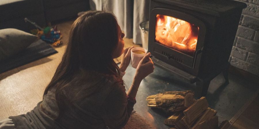 Kamin Frau Tee Wärme Holz