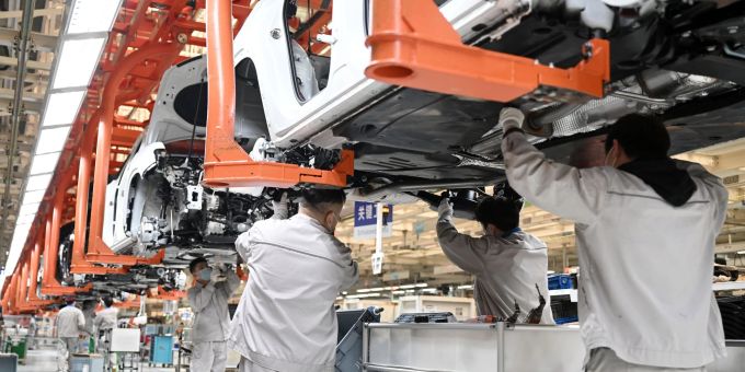 Mitarbeiter arbeiten an einem Fliessband der nordchinesischen FAW-Volkswagen-Basis. Mitarbeiter arbeiten an einem Fliessband der nordchinesischen FAW-Volkswagen-Basis.
