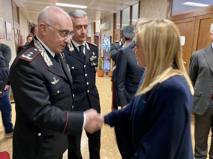 Jubel in Italien: Giorgia Meloni (r.) gratuliert General Rosario Castello, Polizeichef von Sizilien am Montag. mafia boss Matteo Messina Denaro arrested