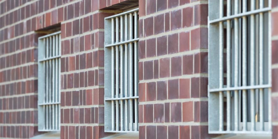 Blick auf die Fassade einer Justizvollzugsanstalt in Düsseldorf.