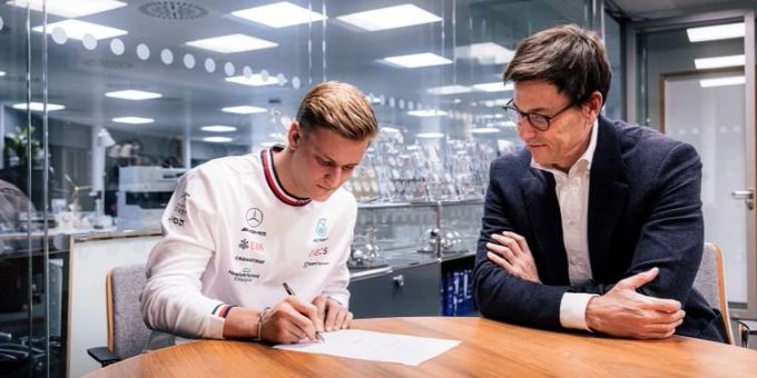 Mick Schumacher unterschreibt mit Teamchef Toto Wolff seinen Vertrag bei Mercedes. formel 1