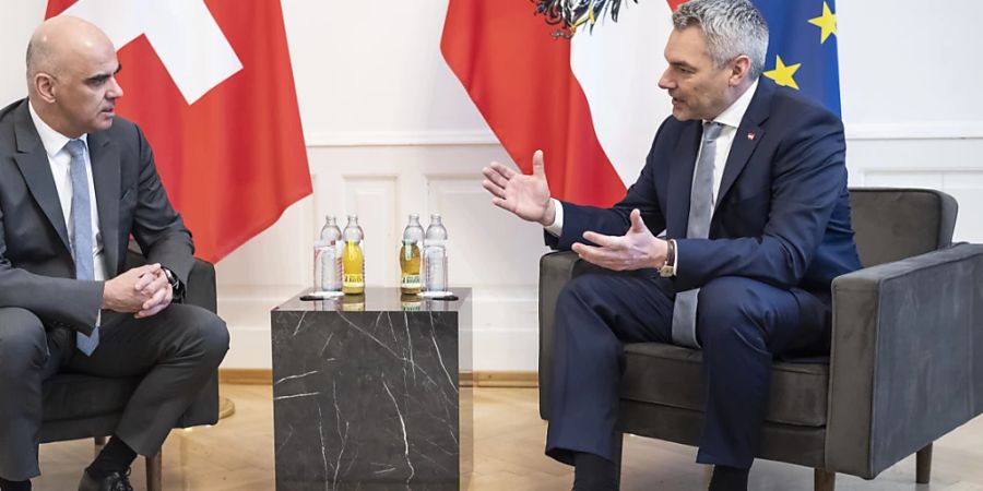 Der österreichische Bundeskanzler Karl Nehammer (rechts) und Bundespräsidenten Alain Berset (links) tauschten sich am Freitag in Wien über bilaterale Themen aus.