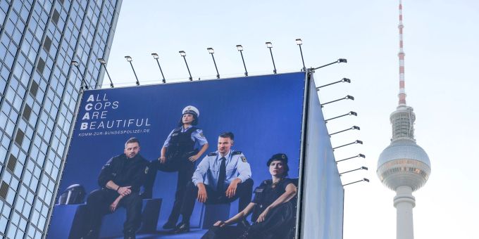 Mit einem riesigen Transparent und der Aufschrift «All Cops Are Beautiful» (Alle Polizisten sind schön) wirbt die Bundespolizei in Sichtweite des Fernsehturms um Nachwuchs. Mit einem riesigen Transparent und der Aufschrift «All Cops Are Beautiful» (Alle Polizisten sind schön) wirbt die Bundespolizei in Sichtweite des Fernsehturms um Nachwuchs.